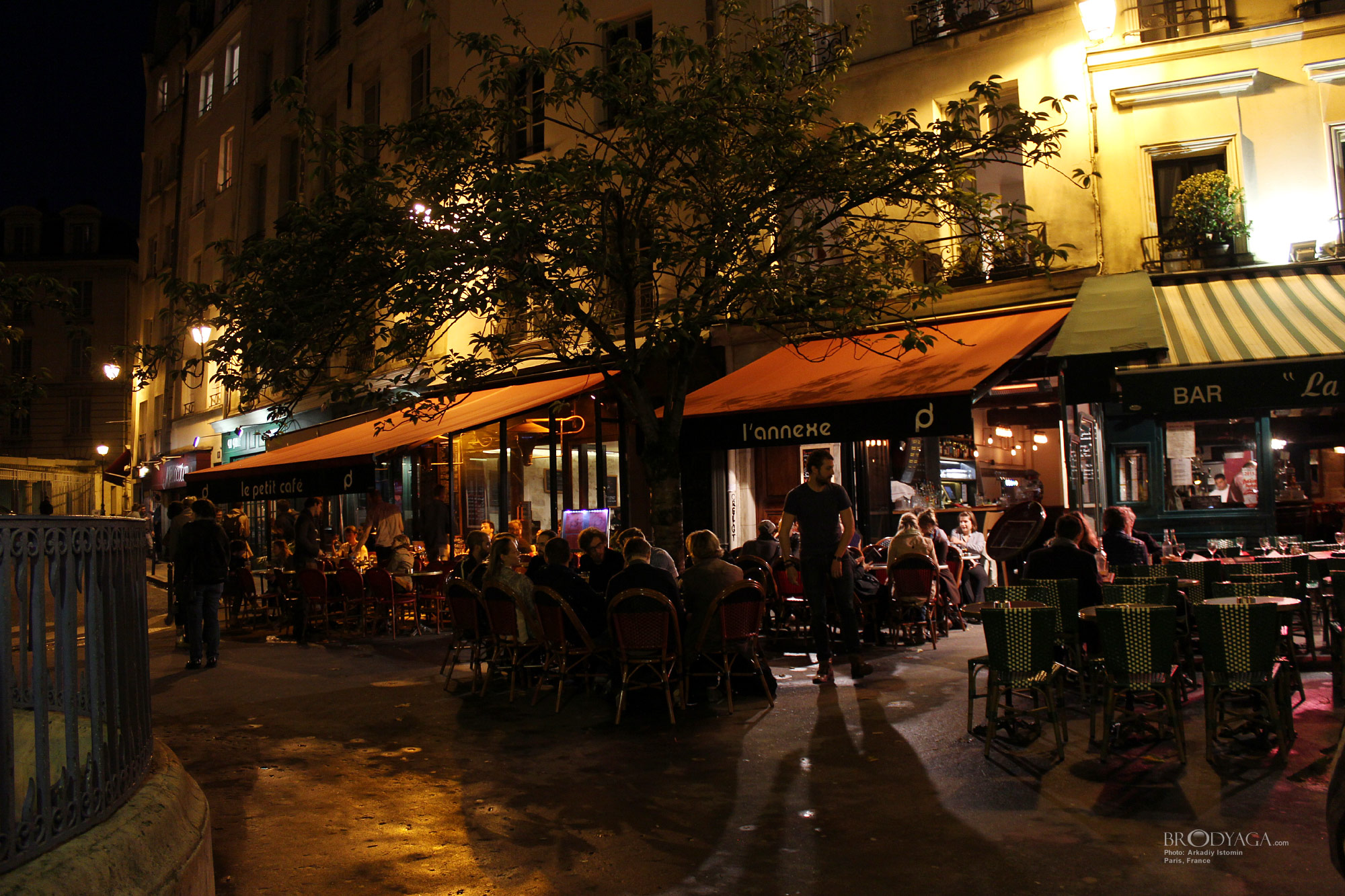 Le Petit Café, 6 Rue Descartes, Paris